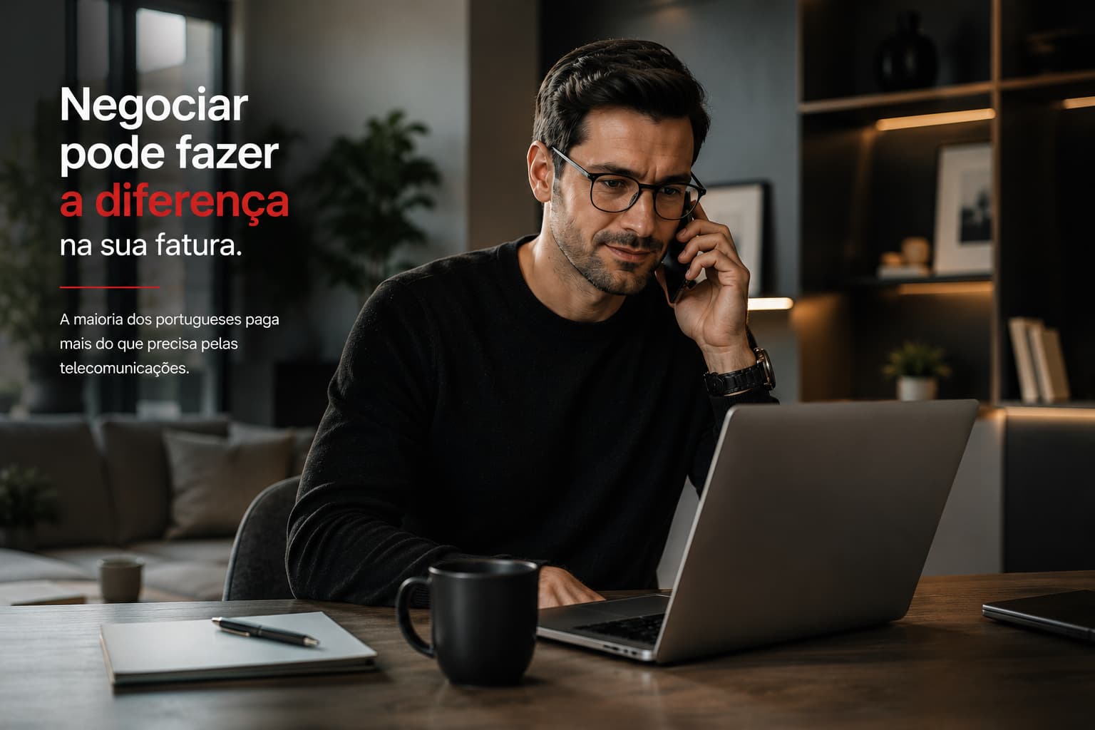 Pessoa ao telefone a renegociar contrato de telecomunicações